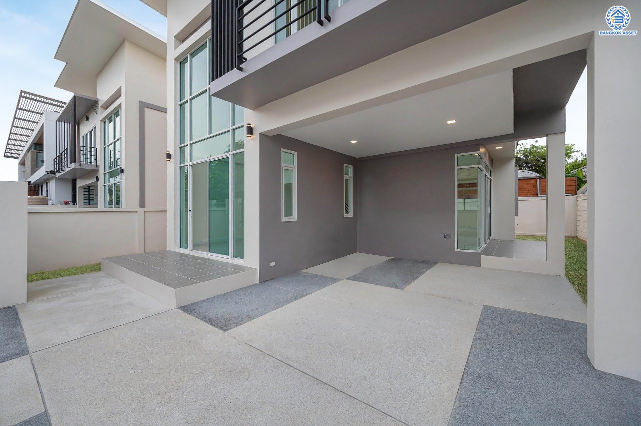 บ้านมือสองตกแต่งใหม่ โครงการ บุษราคัมรีเจนท์ ปิ่นเกล้า-บรมราชชนนี เนื้อที่  67.50 ตร.ว. ฟังก์ชัน 3 ห้องนอน 3 ห้องน้ำ จอดรถได้ 2 คัน สภาพแวดล้อมดี เดินทางเข้าสู่เมืองได้สะดวกเชื่อมต่อ ถนนพุทธมณฑลสาย 2, ถนนบรมราชชนนี, ถนนกาญจนาภิเษก, ถนนศาลาธรรมสพน์ ใกล้เซ็นทรัลปิ่นเกล้า, ตลาดสดธนบุรี และจุดขึ้นทางด่วน "ศรีรัช"